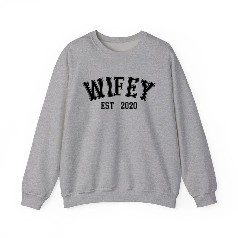 mamagibt Personalisierbarer Partner Sweatshirt- Wifey mit Datum