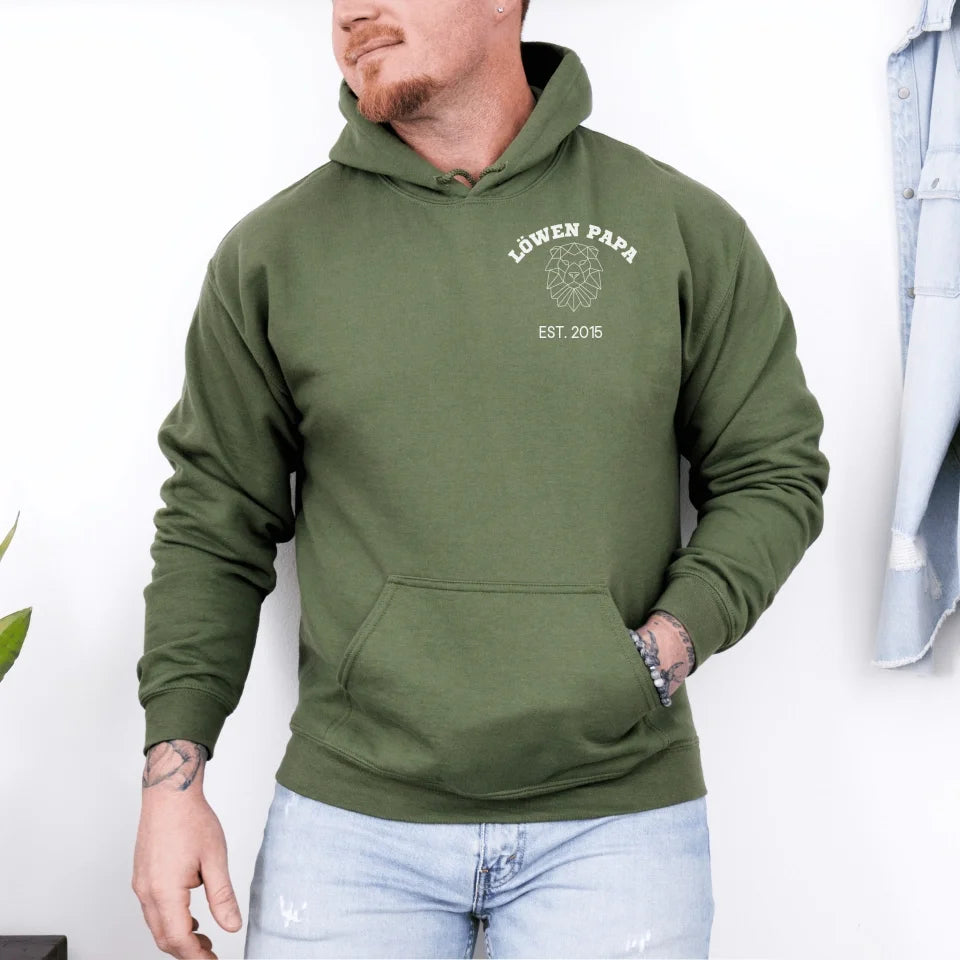 Printify Hoodie Löwen Papa mit Datum personalisiert Hoodie Löwen Papa Military Green