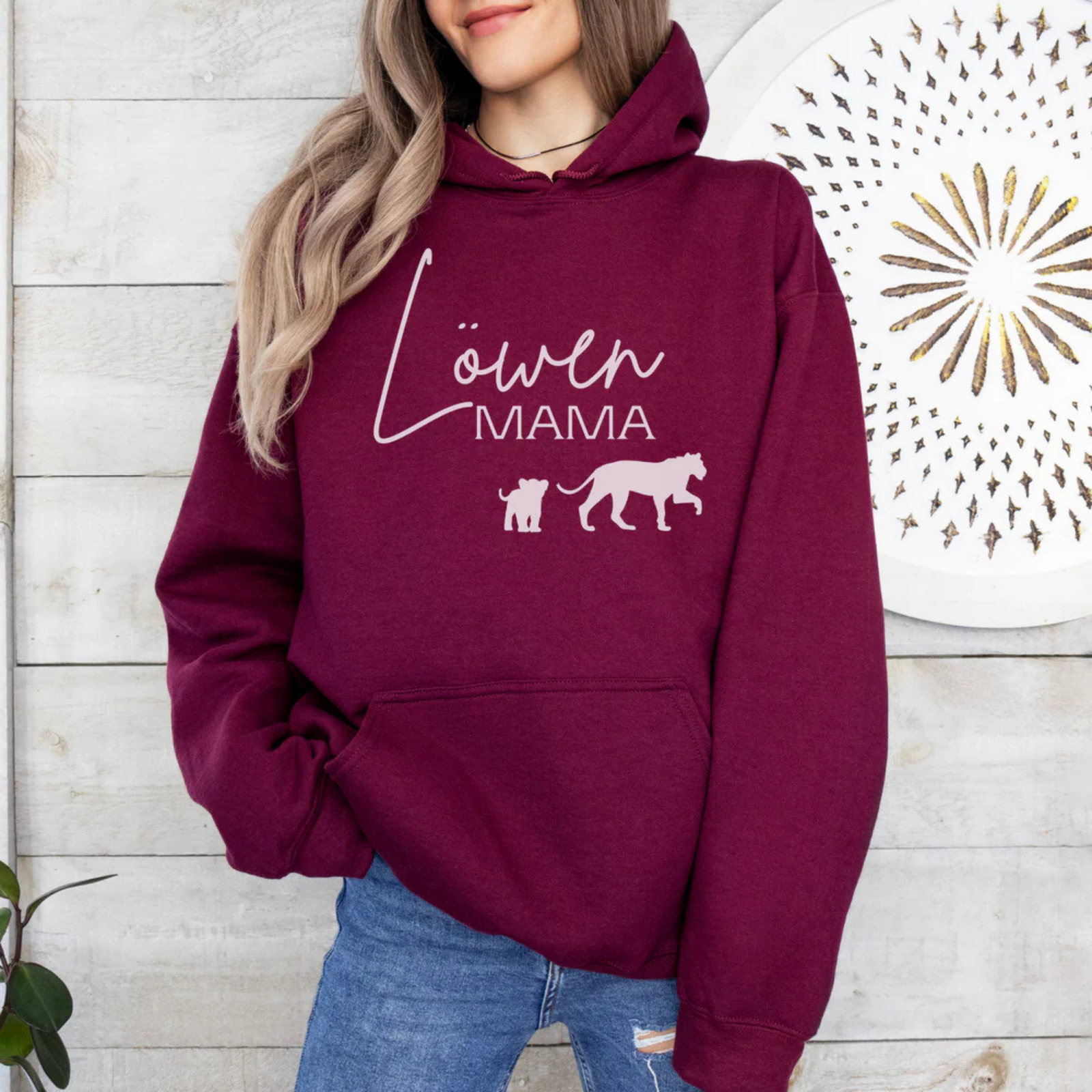 mamagibt Hoodie Löwen Mama mit Motiv Maroon