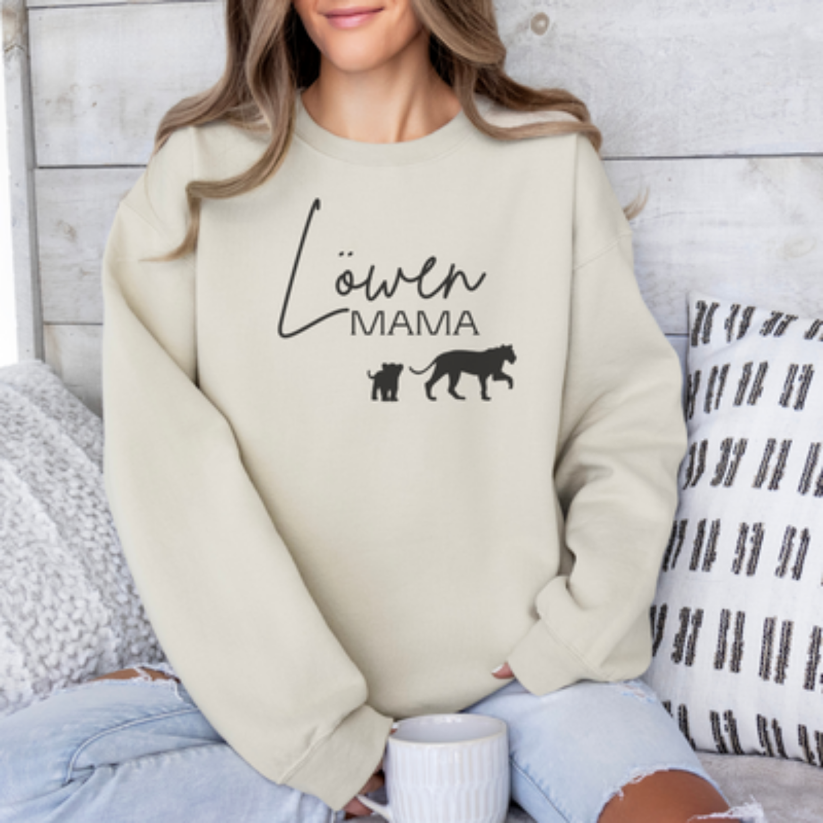 mamagibt Sweatshirt Löwen Mama mit Motiv Sand