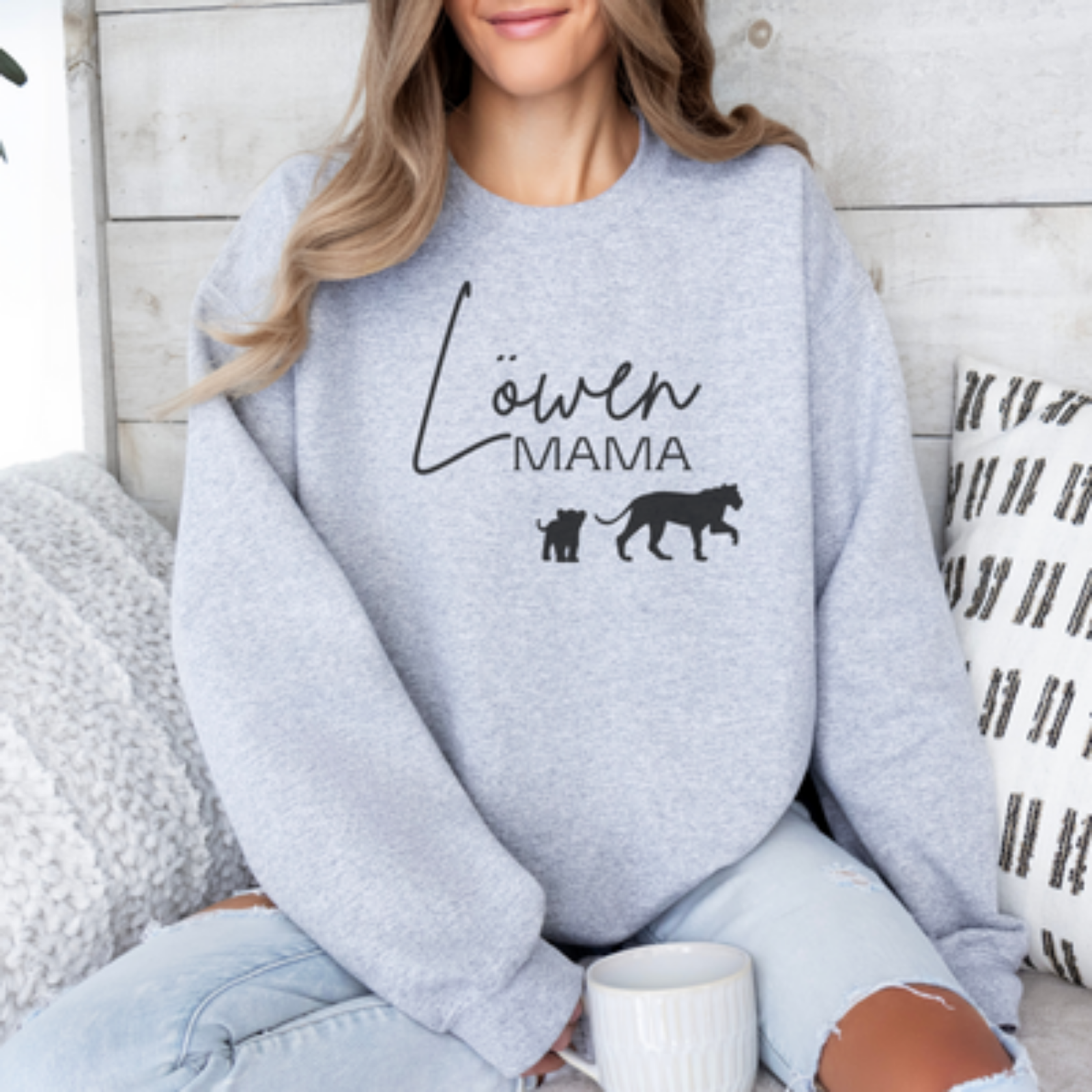 mamagibt Sweatshirt Löwen Mama mit Motiv Ash