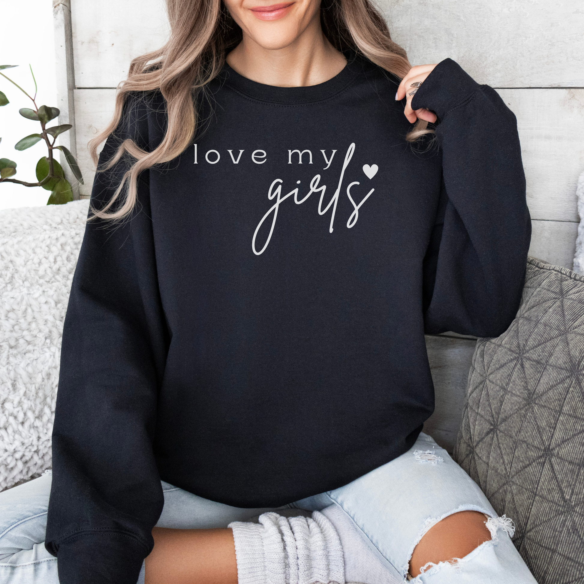 mamagibt Mama Sweatshirt love my girls Black