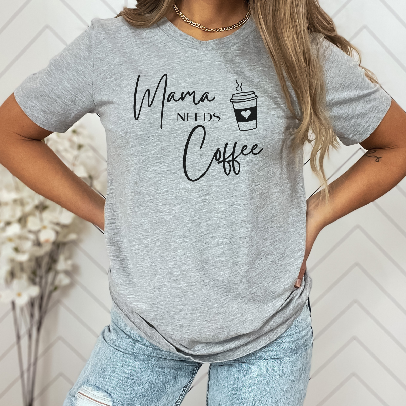 mamagibt Mama T-Shirt Mama needs Coffee Ash