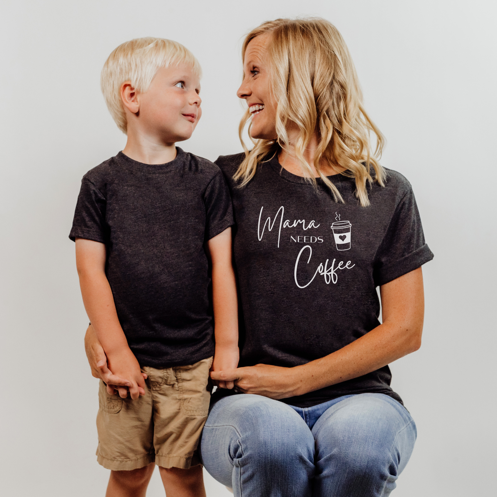 mamagibt Mama T-Shirt Mama needs Coffee Dark Grey Heather