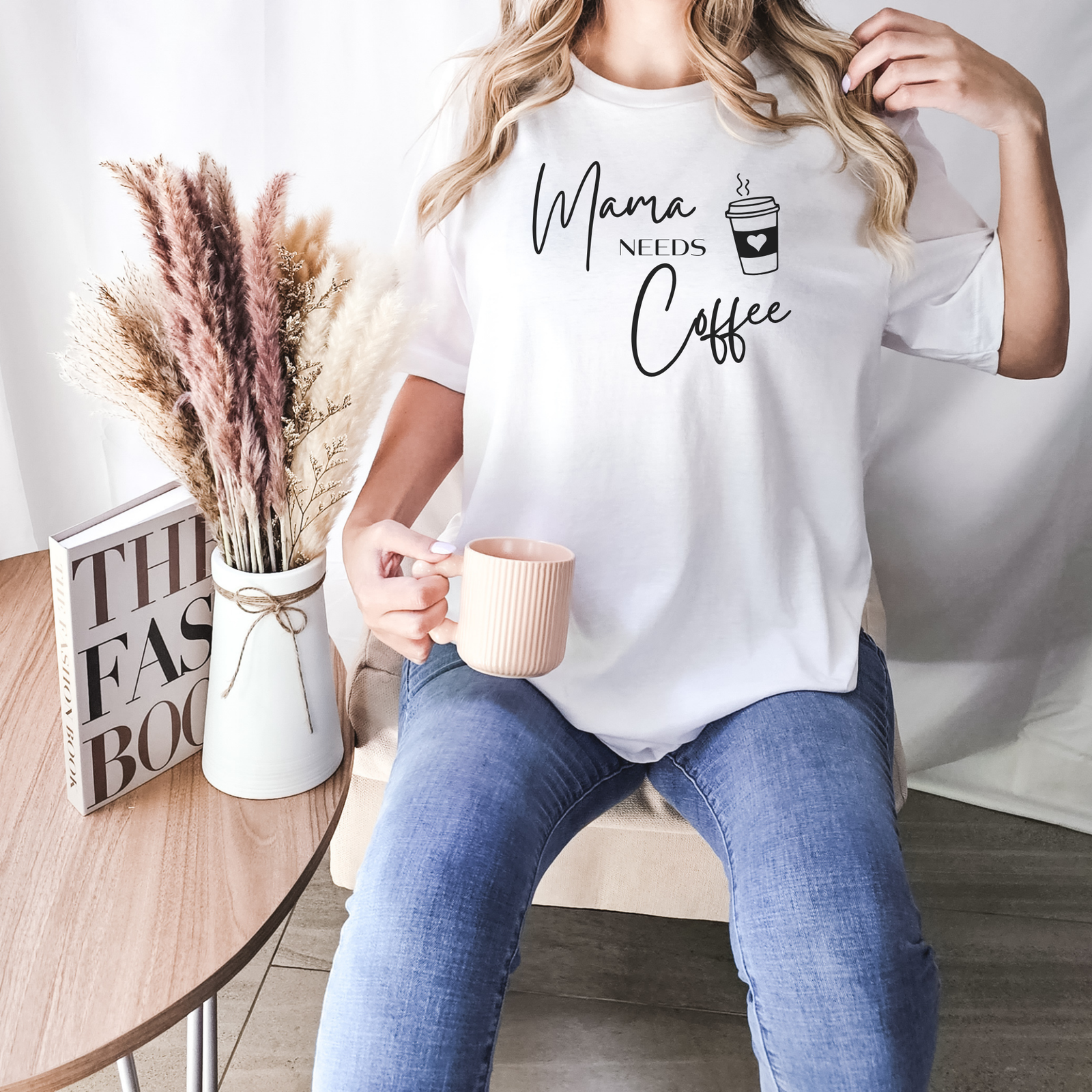 mamagibt Mama T-Shirt Mama needs Coffee White