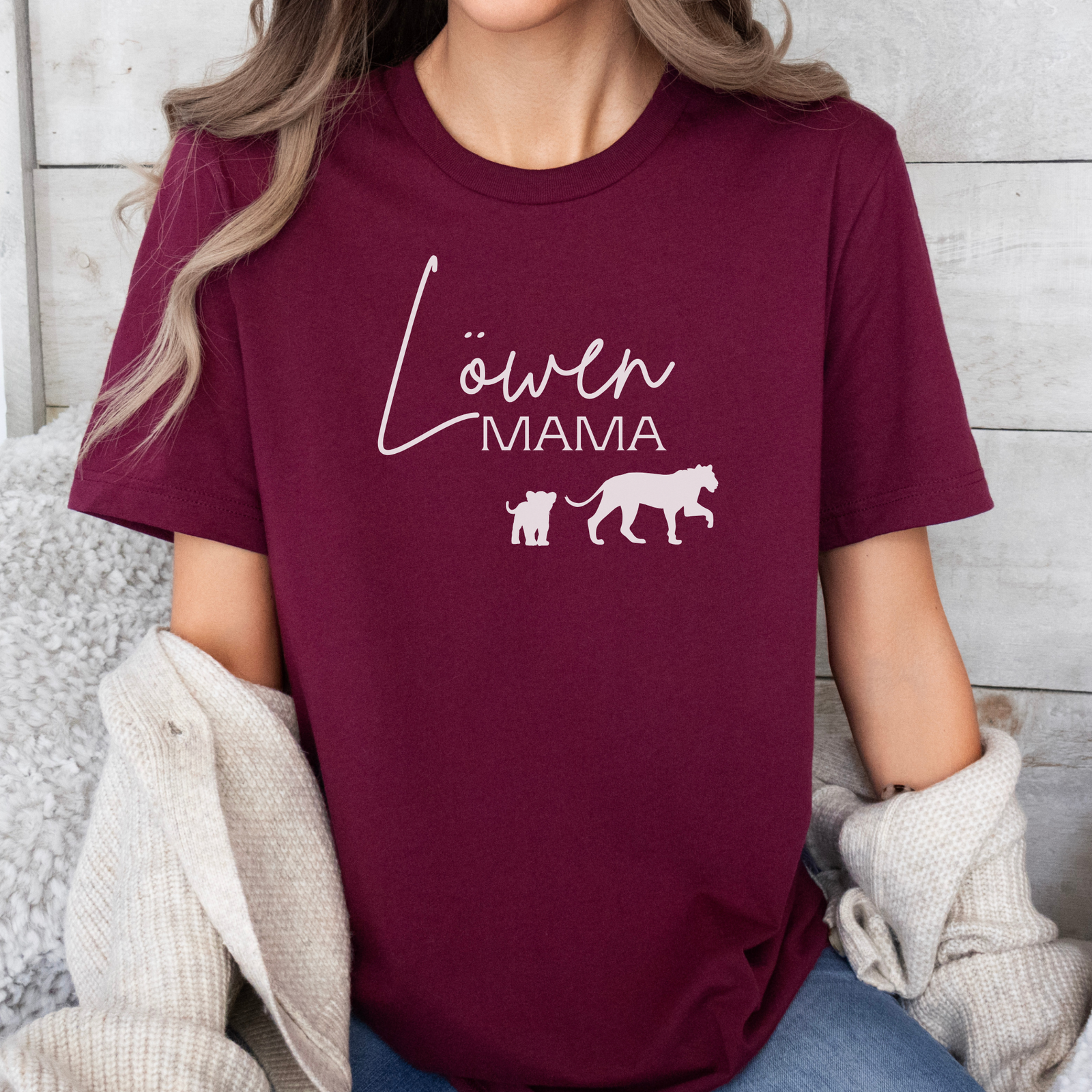 mamagibt T-Shirt Löwen Mama mit Motiv Maroon