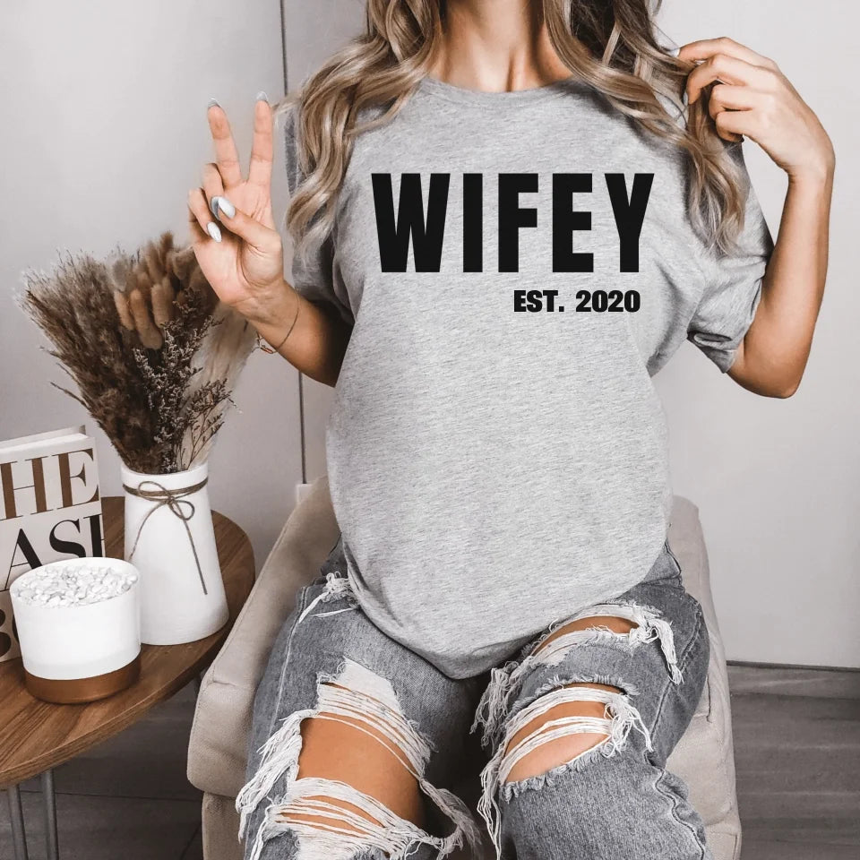 mamagibt Personalisiertes Partner T-Shirt Wifey T-Shirt Couple Wifey persoanlisiert 1 Athletic Heather