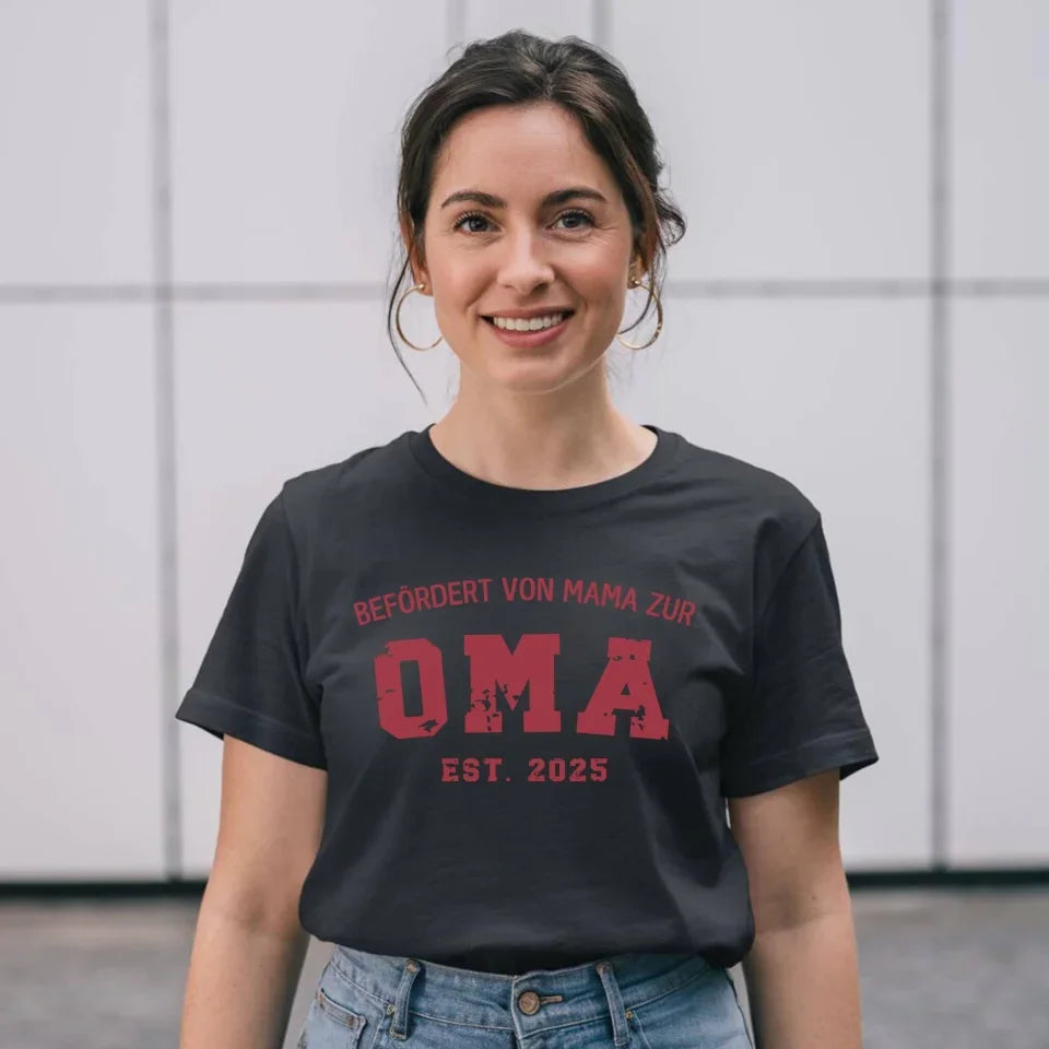 Printify Personalisierbares T-Shirt Befördert zur Oma