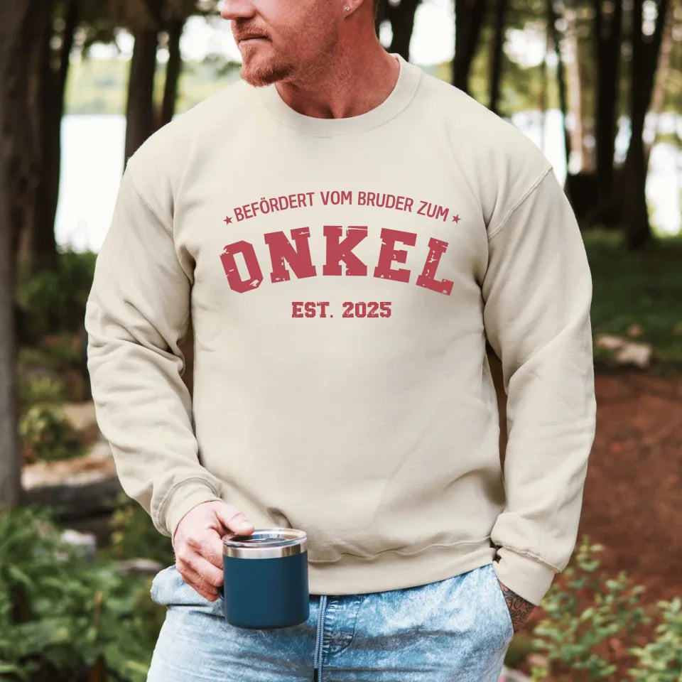 Printify 1Personalisierbares Sweatshirt befördert zum Onkel Sweatshirt befördert zum Onkel Sand