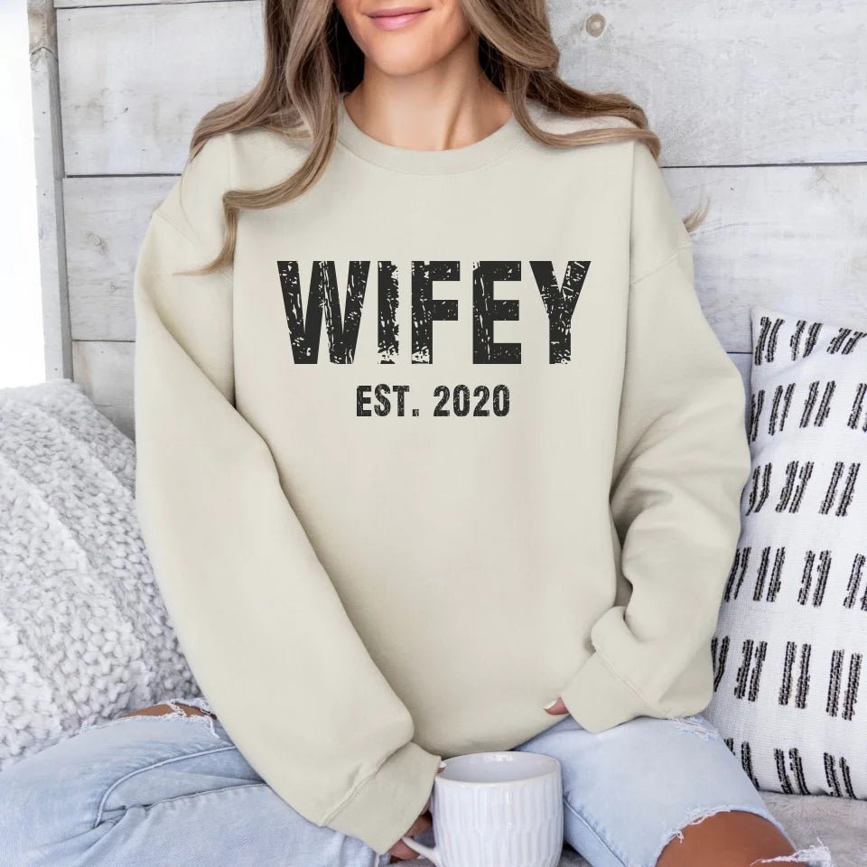 mamagibt Partner Sweatshirt mit Datum personalisiert Wifey Sweatshirt Couple copy Sand