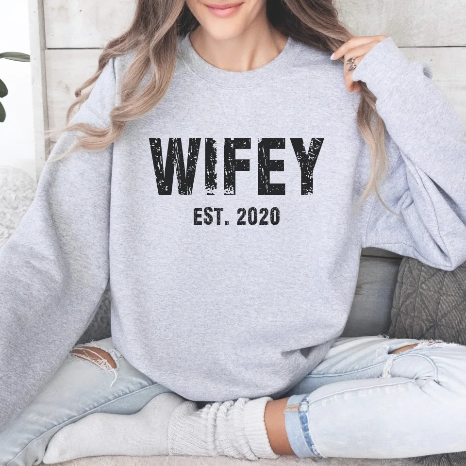 mamagibt Partner Sweatshirt mit Datum personalisiert Wifey Sweatshirt Couple copy Sport Grey