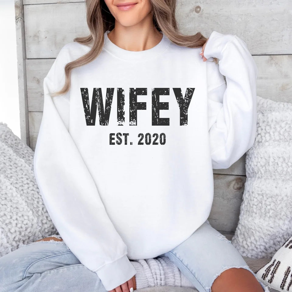 mamagibt Partner Sweatshirt mit Datum personalisiert Wifey Sweatshirt Couple copy White