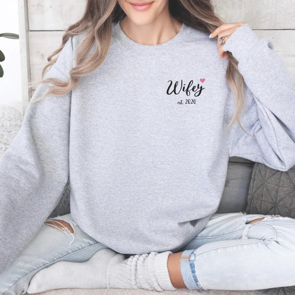 mamagibt Individuelle Partner Sweatshirts personalisiert mit Datum Wifey Sweatshirt Couple Sport Grey