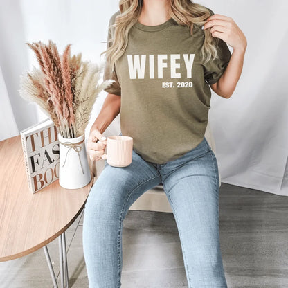 mamagibt Personalisiertes Partner T-Shirt Wifey T-Shirt Couple Wifey persoanlisiert 1 Heather Olive