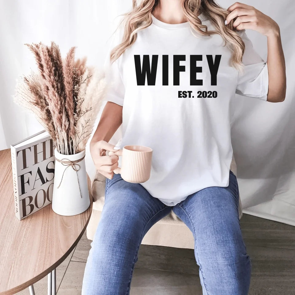 mamagibt Personalisiertes Partner T-Shirt Wifey T-Shirt Couple Wifey persoanlisiert 1 White