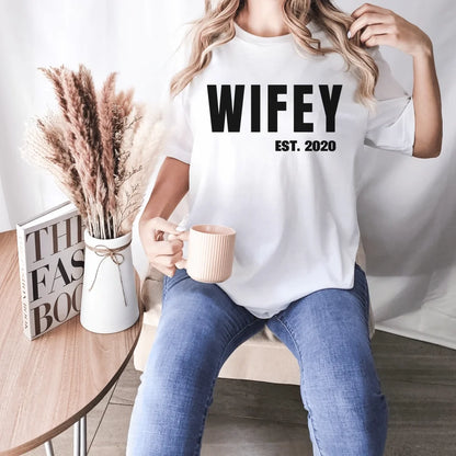 mamagibt Personalisiertes Partner T-Shirt Wifey T-Shirt Couple Wifey persoanlisiert 1 White