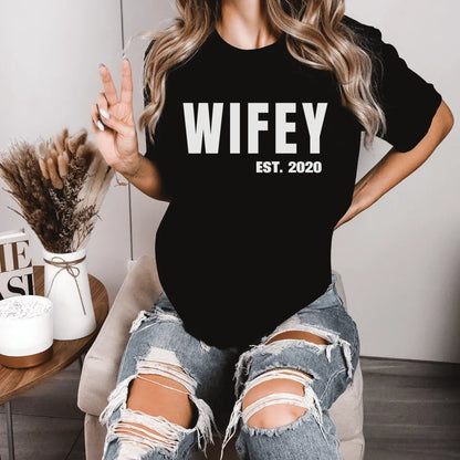 mamagibt Personalisiertes Partner T-Shirt Wifey T-Shirt Couple Wifey persoanlisiert 1 Black