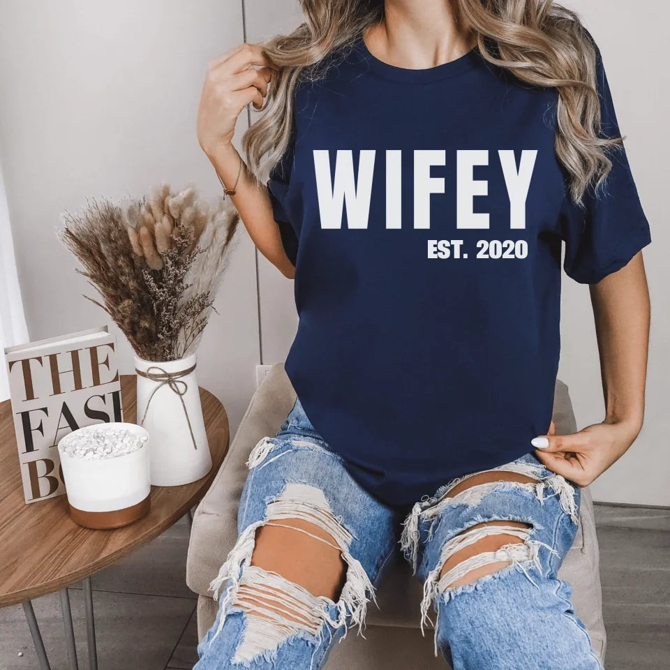 mamagibt Personalisiertes Partner T-Shirt Wifey T-Shirt Couple Wifey persoanlisiert 1 Navy