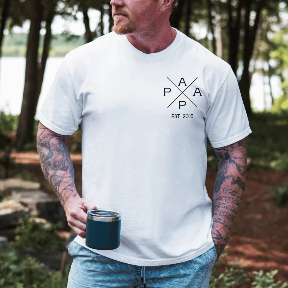 Printify Personalisierbares Papa T-Shirt mit Datum T-Shirt Papa Kreuz Design White