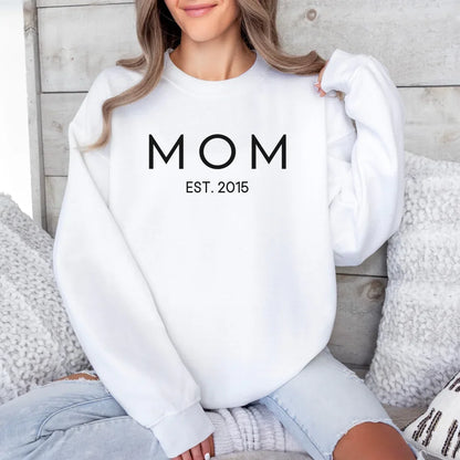 Printify Personalisiertes Mama Sweatshirt mit Geburtsdatum Sweatshirt Mama Design 4 White
