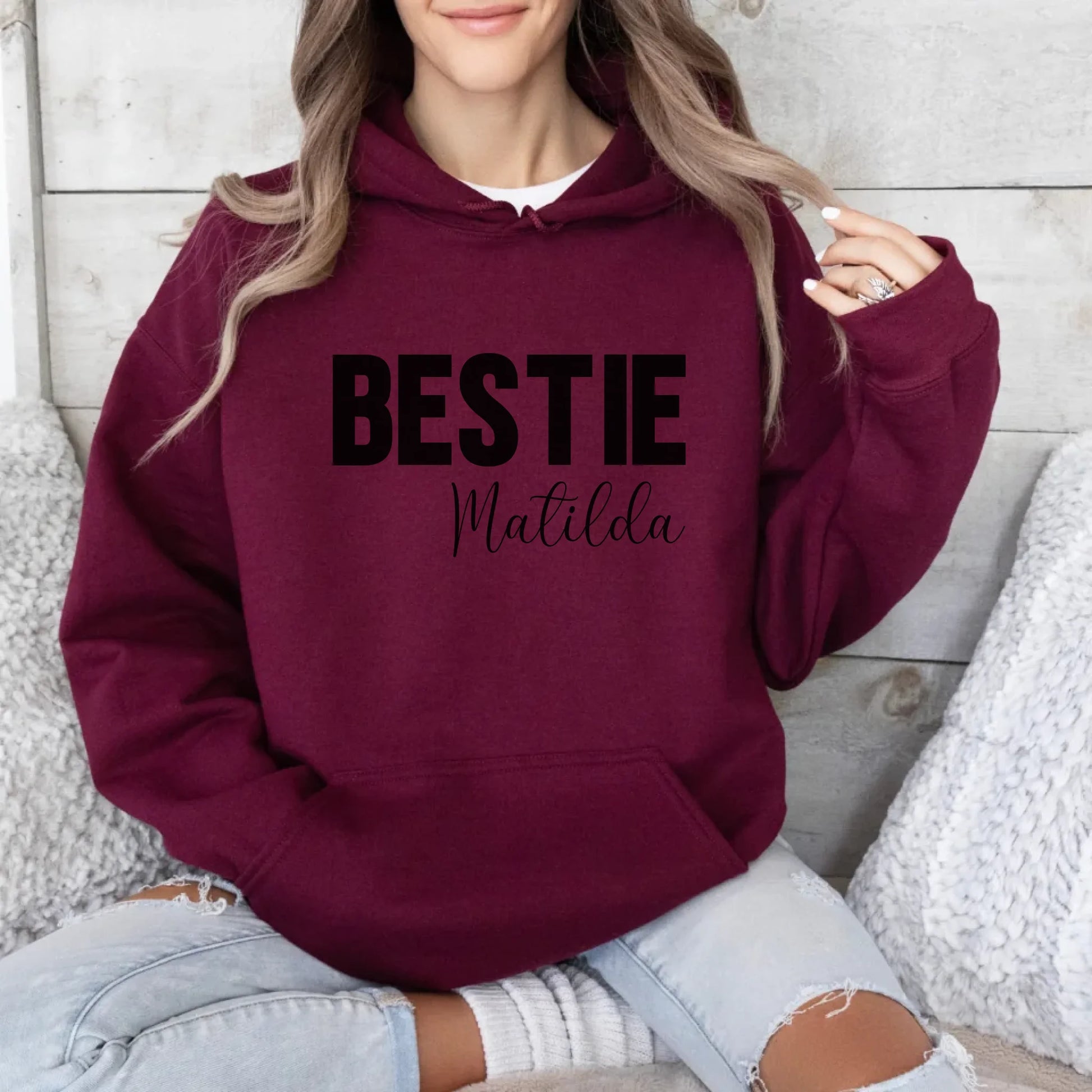 mamagibt Personalisierbarer Freundinnen Hoodie mit Name Hoodie Bestie 1 Maroon
