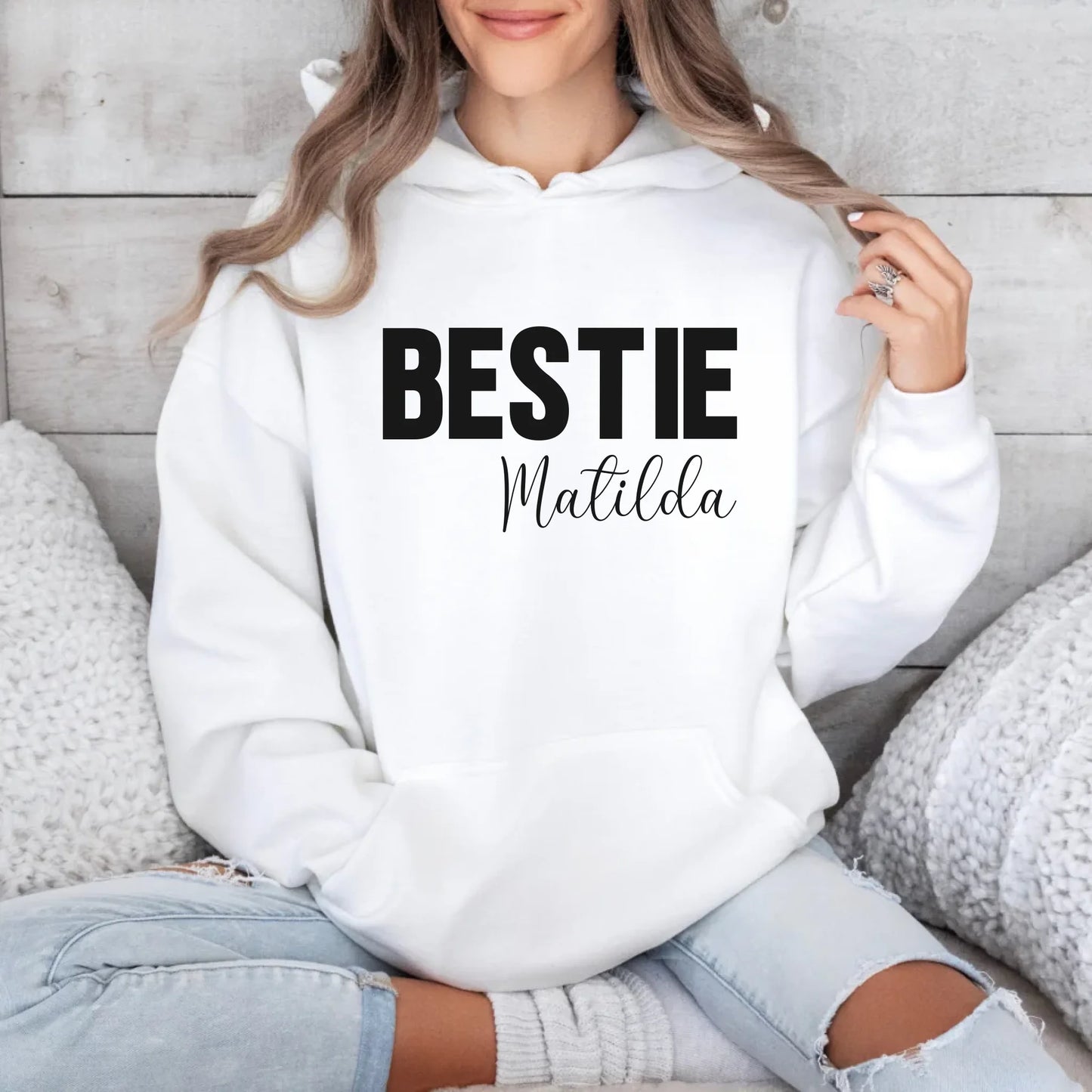 mamagibt Personalisierbarer Freundinnen Hoodie mit Name Hoodie Bestie 1 White