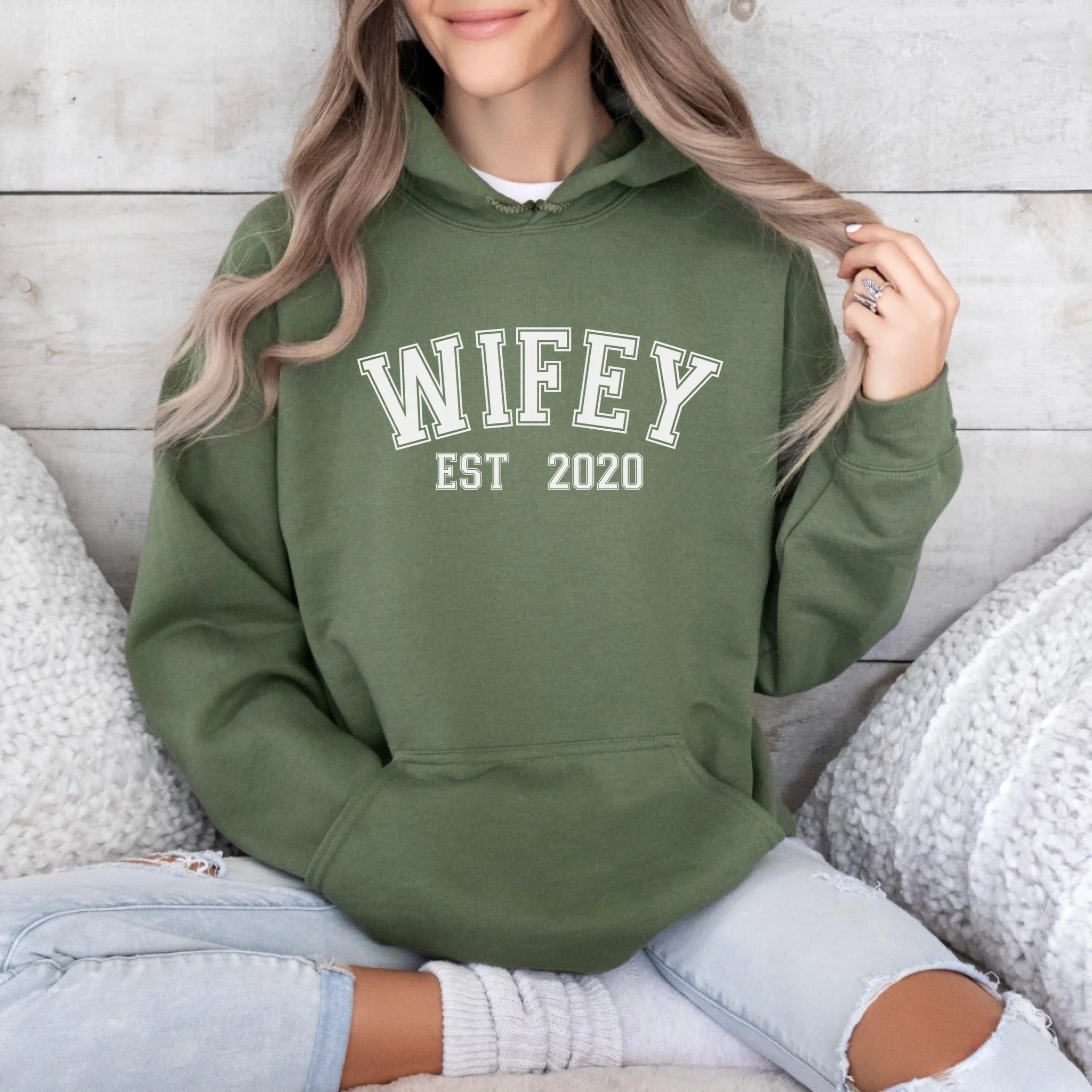 mamagibt Personalisierbarer Partner Hoodie – Wifey mit Datum Hoodie Couple Wifey Sport Military Green