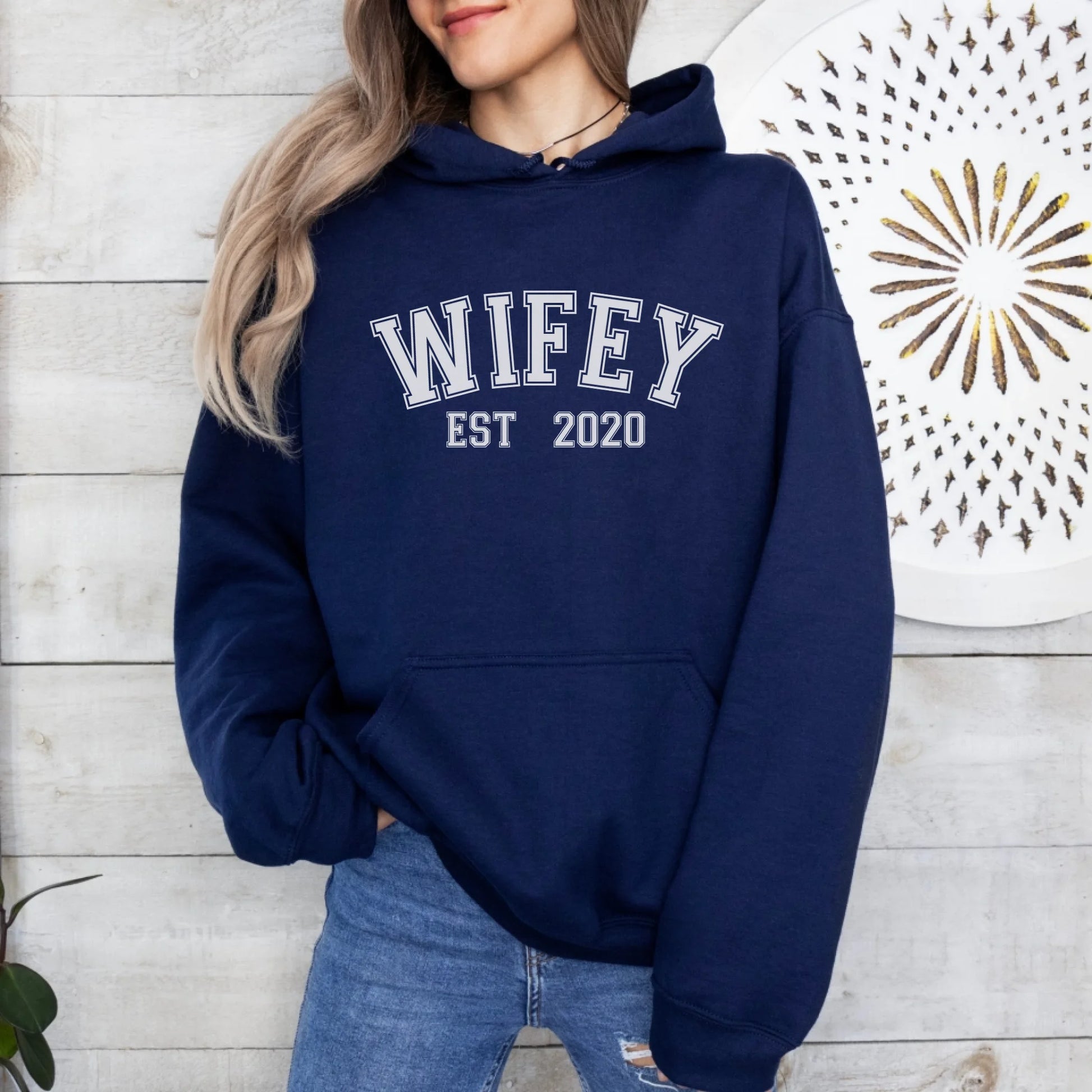 mamagibt Personalisierbarer Partner Hoodie – Wifey mit Datum Hoodie Couple Wifey Sport Navy