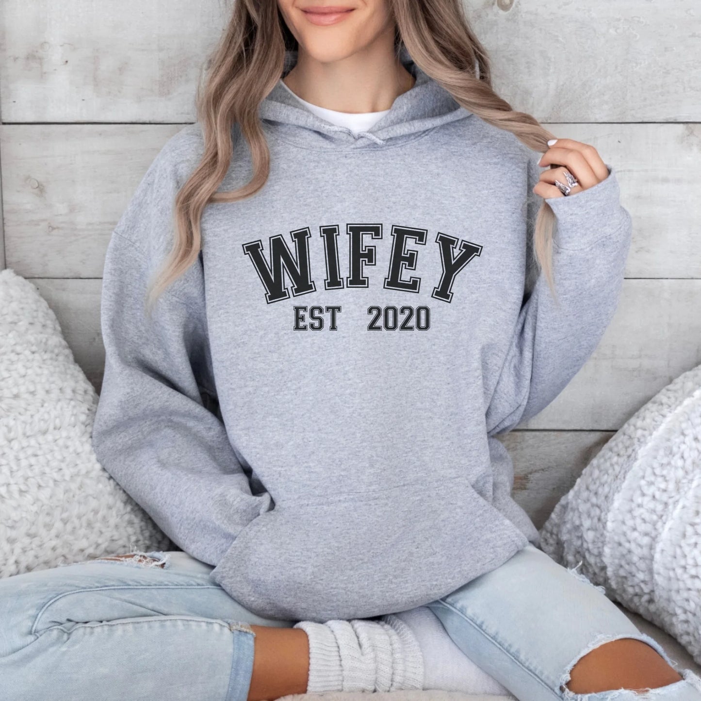 mamagibt Personalisierbarer Partner Hoodie – Wifey mit Datum Hoodie Couple Wifey Sport Sport Grey