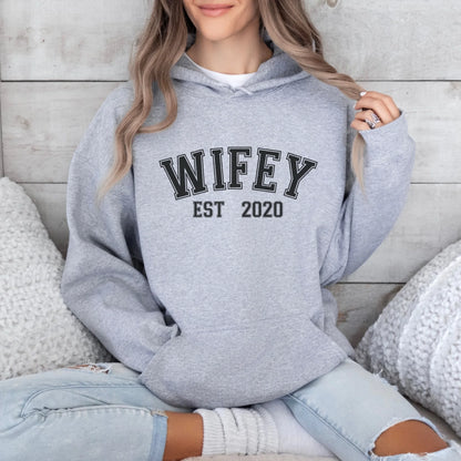 mamagibt Personalisierbarer Partner Hoodie – Wifey mit Datum Hoodie Couple Wifey Sport Sport Grey