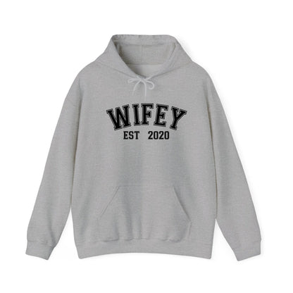 mamagibt Personalisierbarer Partner Hoodie – Wifey mit Datum