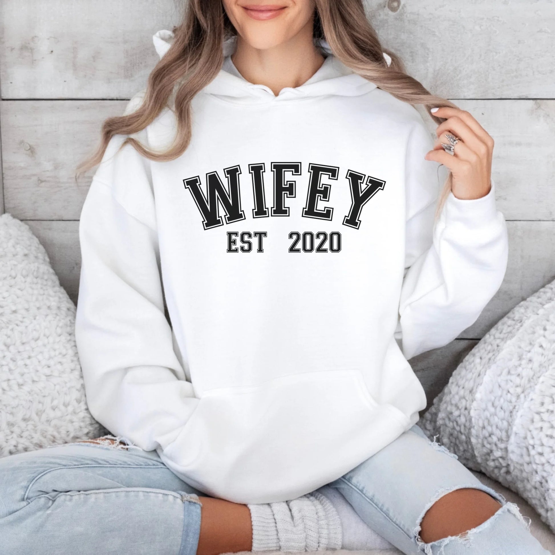 mamagibt Personalisierbarer Partner Hoodie – Wifey mit Datum Hoodie Couple Wifey Sport White