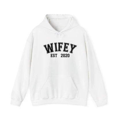 mamagibt Personalisierbarer Partner Hoodie – Wifey mit Datum