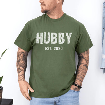mamagibt Partner T-Shirt mit Datum personalisiert Hubby T-Shirt Couple Hubby Grunge Heather Olive