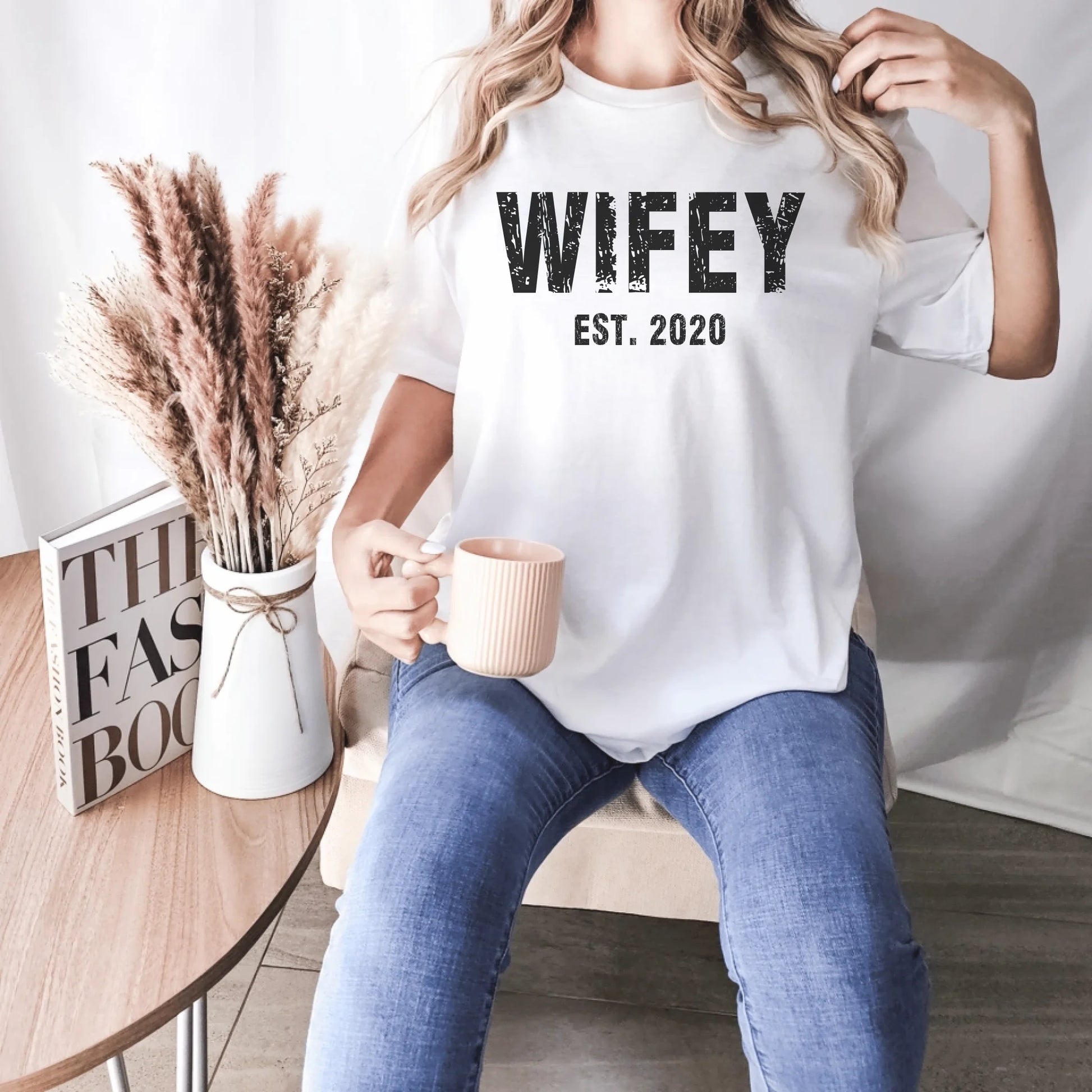 mamagibt Partner T-Shirt mit Datum personalisiert Wifey T-Shirt Couple Wifey grunge White