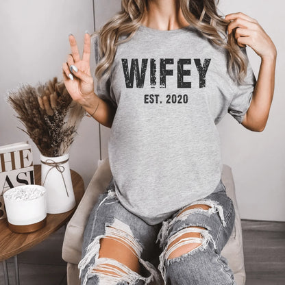 mamagibt Partner T-Shirt mit Datum personalisiert Wifey T-Shirt Couple Wifey grunge Athletic Heather