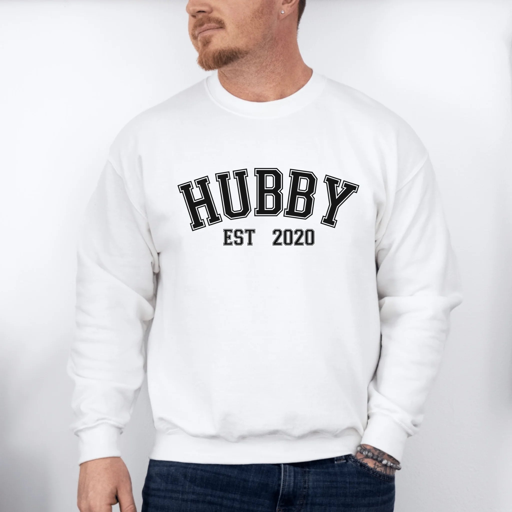 mamagibt Partner Sweatshirt personalisiert mit Datum Hubby Sweatshirt Couple Hubby Sport White