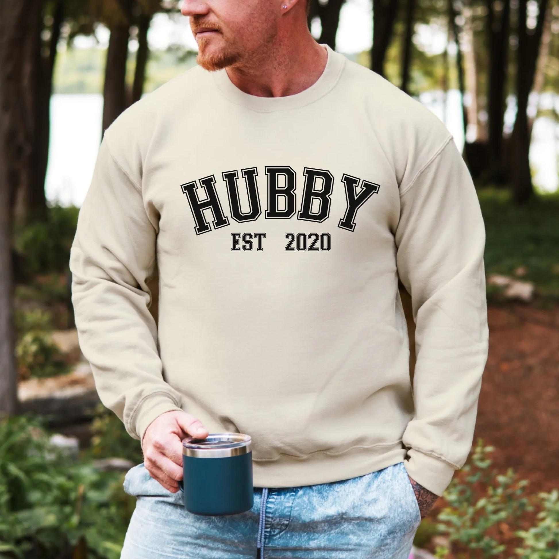 mamagibt Partner Sweatshirt personalisiert mit Datum Hubby Sweatshirt Couple Hubby Sport Sand