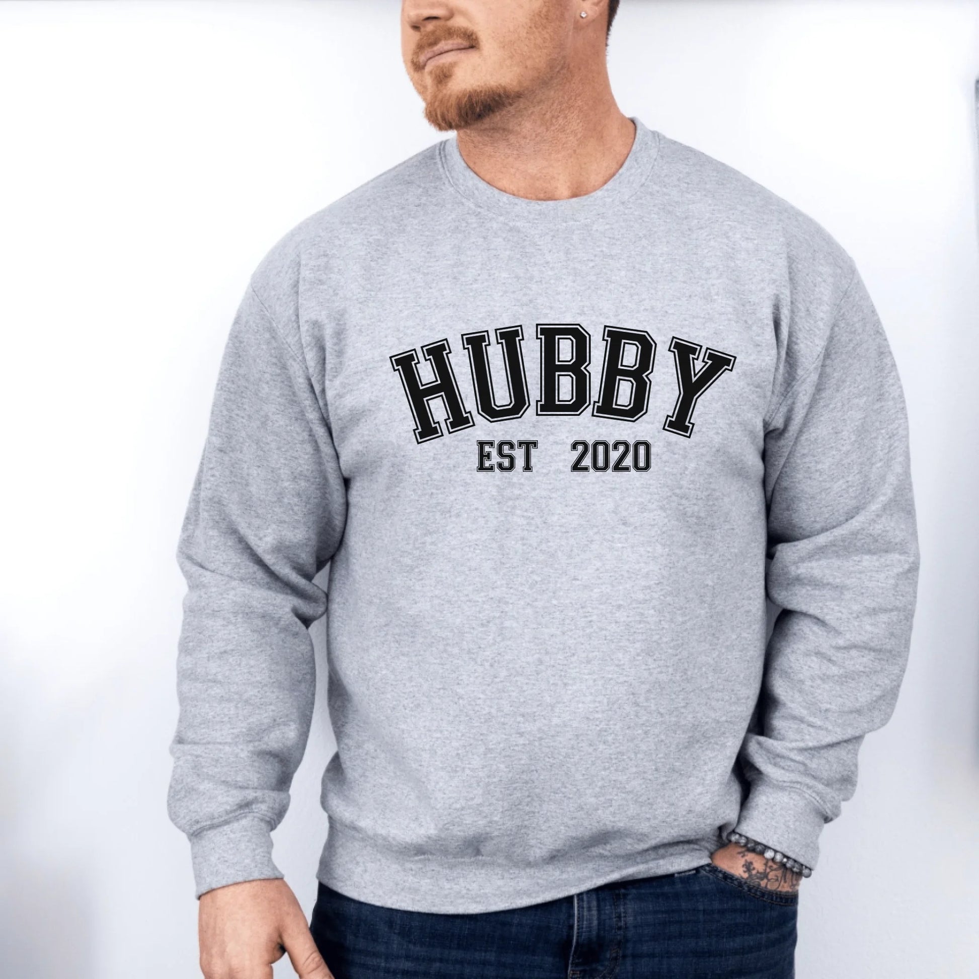 mamagibt Partner Sweatshirt personalisiert mit Datum Hubby Sweatshirt Couple Hubby Sport Sport Grey
