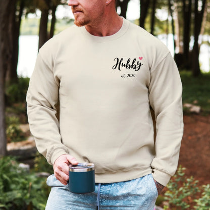 mamagibt Individuelle Partner Sweatshirts personalisiert mit Datum Sweatshirt Couple Hubby mit Herz Sand