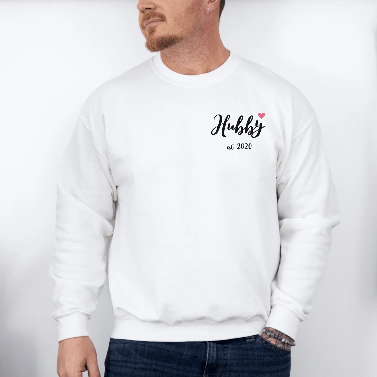 mamagibt Individuelle Partner Sweatshirts personalisiert mit Datum Sweatshirt Couple Hubby mit Herz White