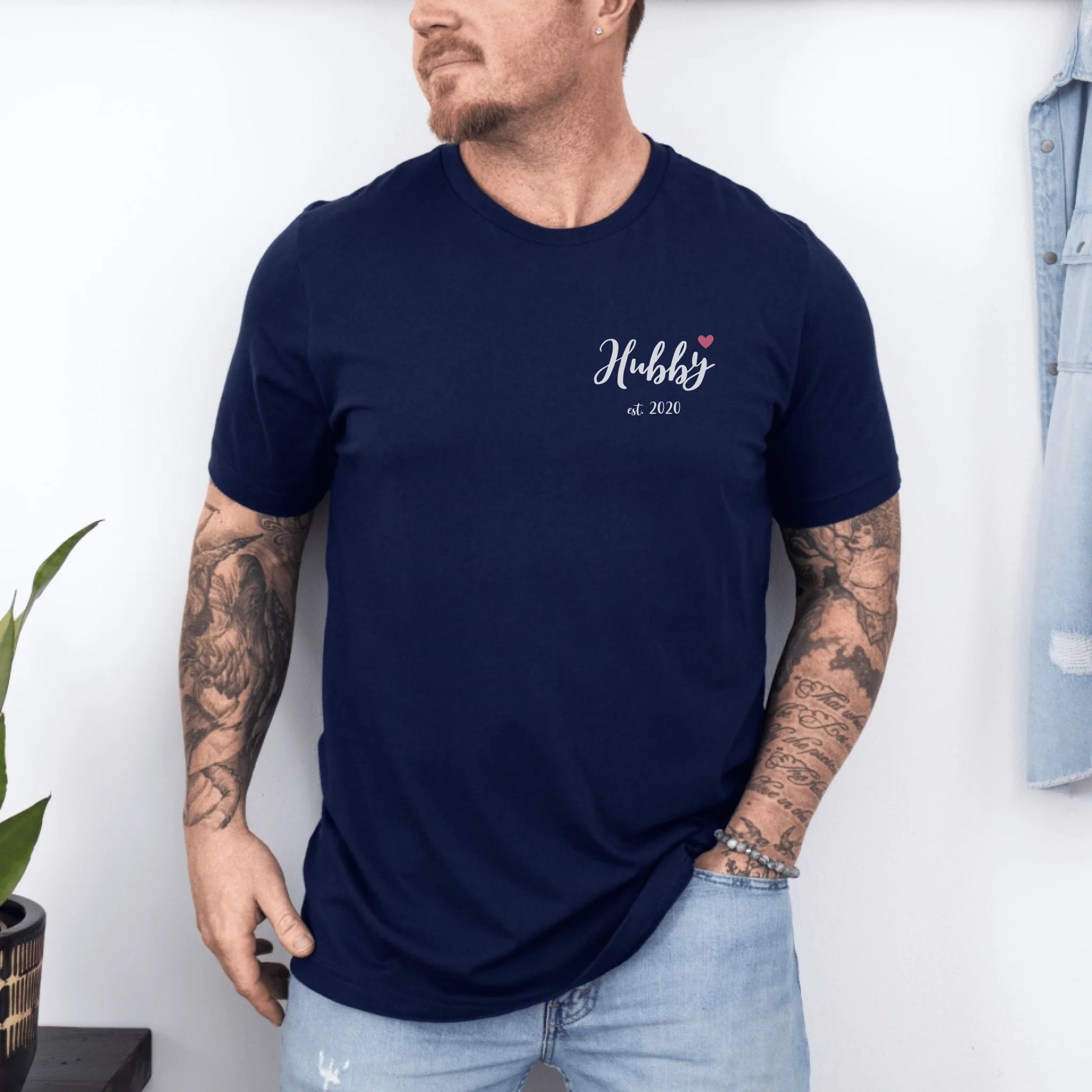 mamagibt Individuelle Partner T-Shirts personalisiert mit Datum Hubby T-Shirt Couple Hubby Herz Navy
