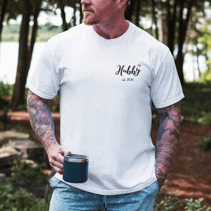 mamagibt Individuelle Partner T-Shirts personalisiert mit Datum Hubby T-Shirt Couple Hubby Herz White