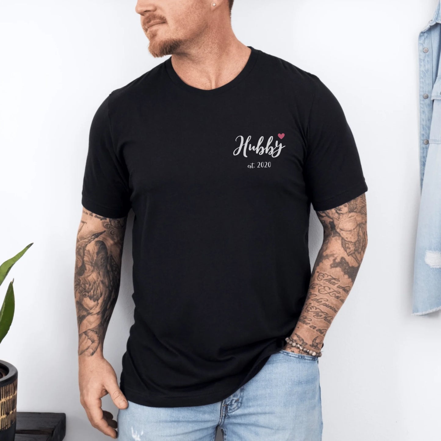 mamagibt Individuelle Partner T-Shirts personalisiert mit Datum Hubby T-Shirt Couple Hubby Herz Black