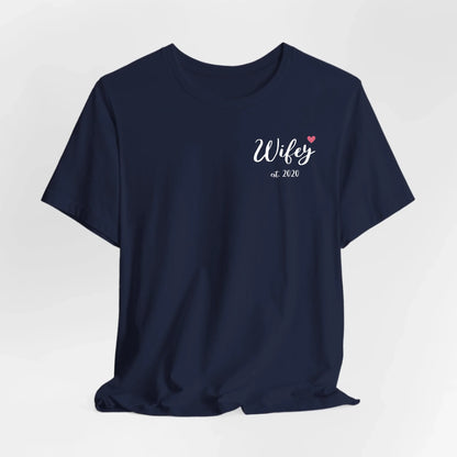 mamagibt Individuelle Partner T-Shirts personalisiert mit Datum Wifey