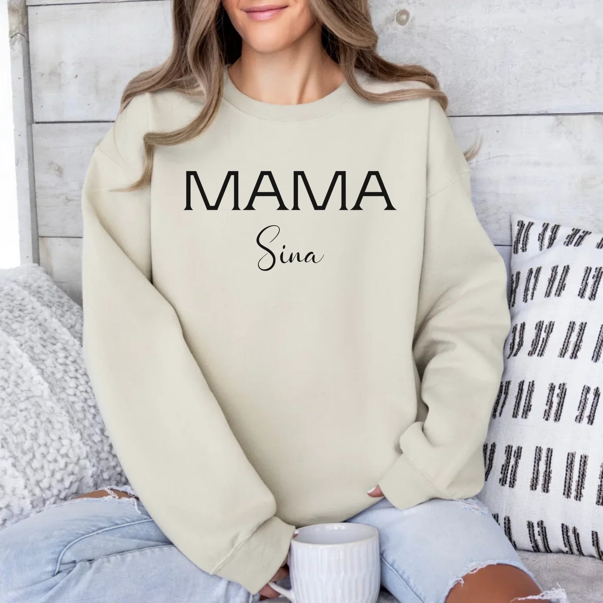 Printify Personalisierbares Mama Sweatshirt mit Kindernamen Sweatshirt Mama Design 11 Sand