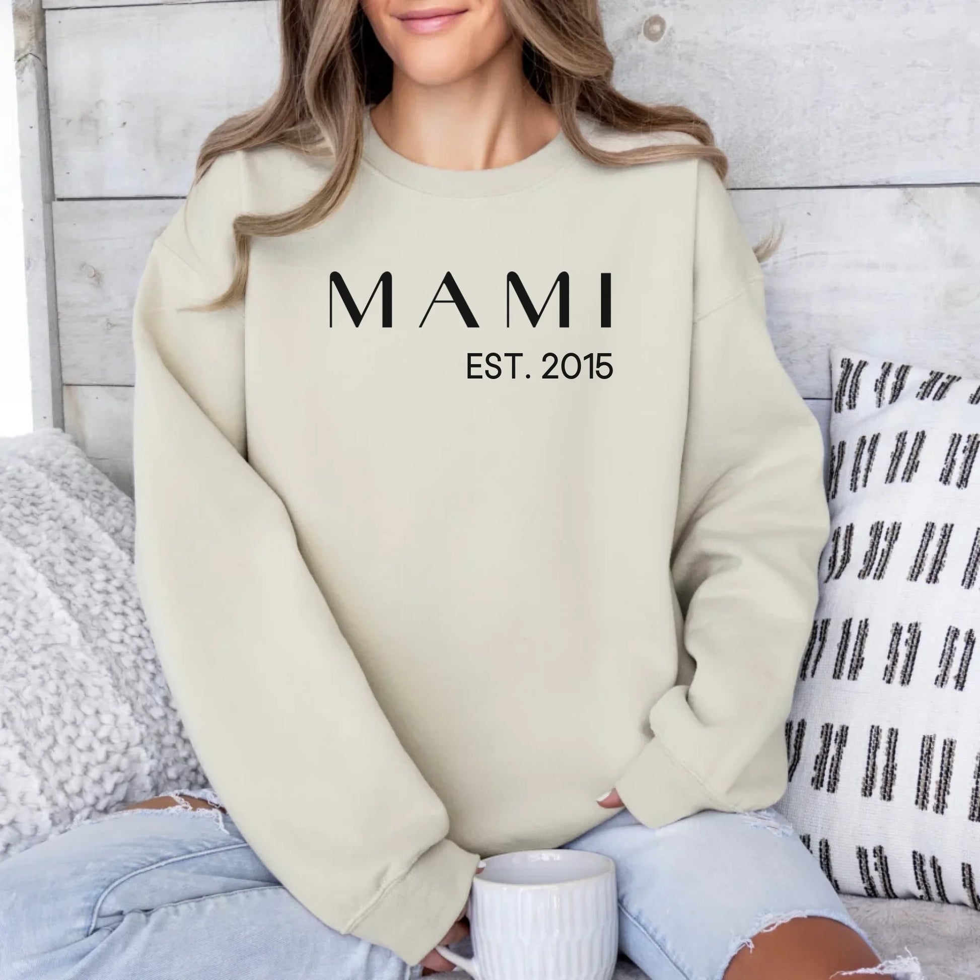 Printify Personalisierbares Mama Sweatshirt "Mami mit Datum" Sweatshirt Mama Design 2 Sand