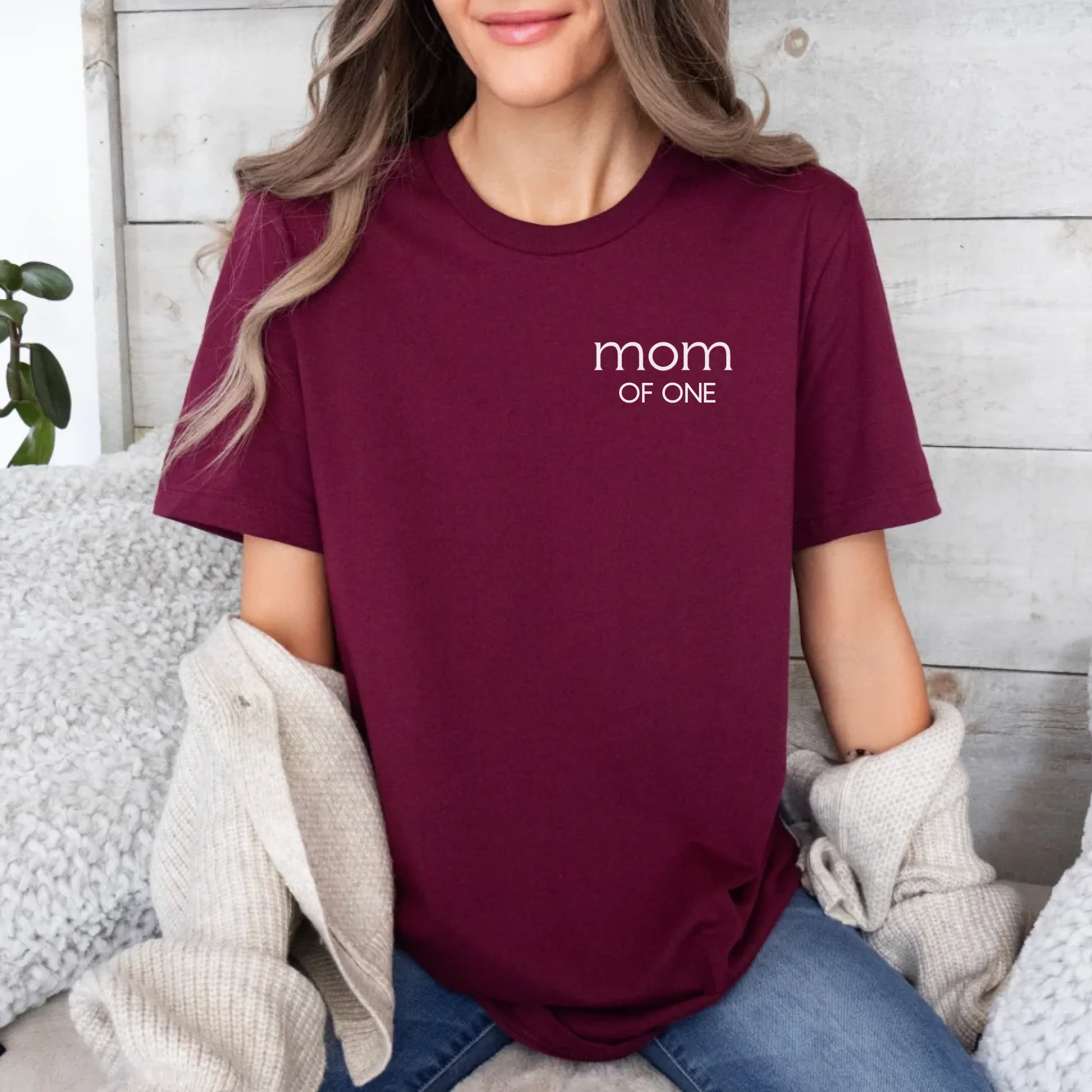Printify Personalisiertes Mama T-Shirt "Mom of X" T-Shirt Mama Design 7 Maroon