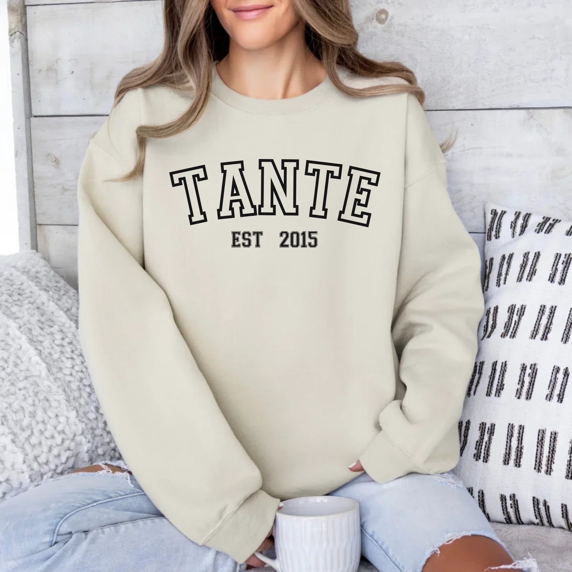 Printify Sportliches Tante Sweatshirt mit Datum personalisiert Sweatshirt Tante Design 6 Sand