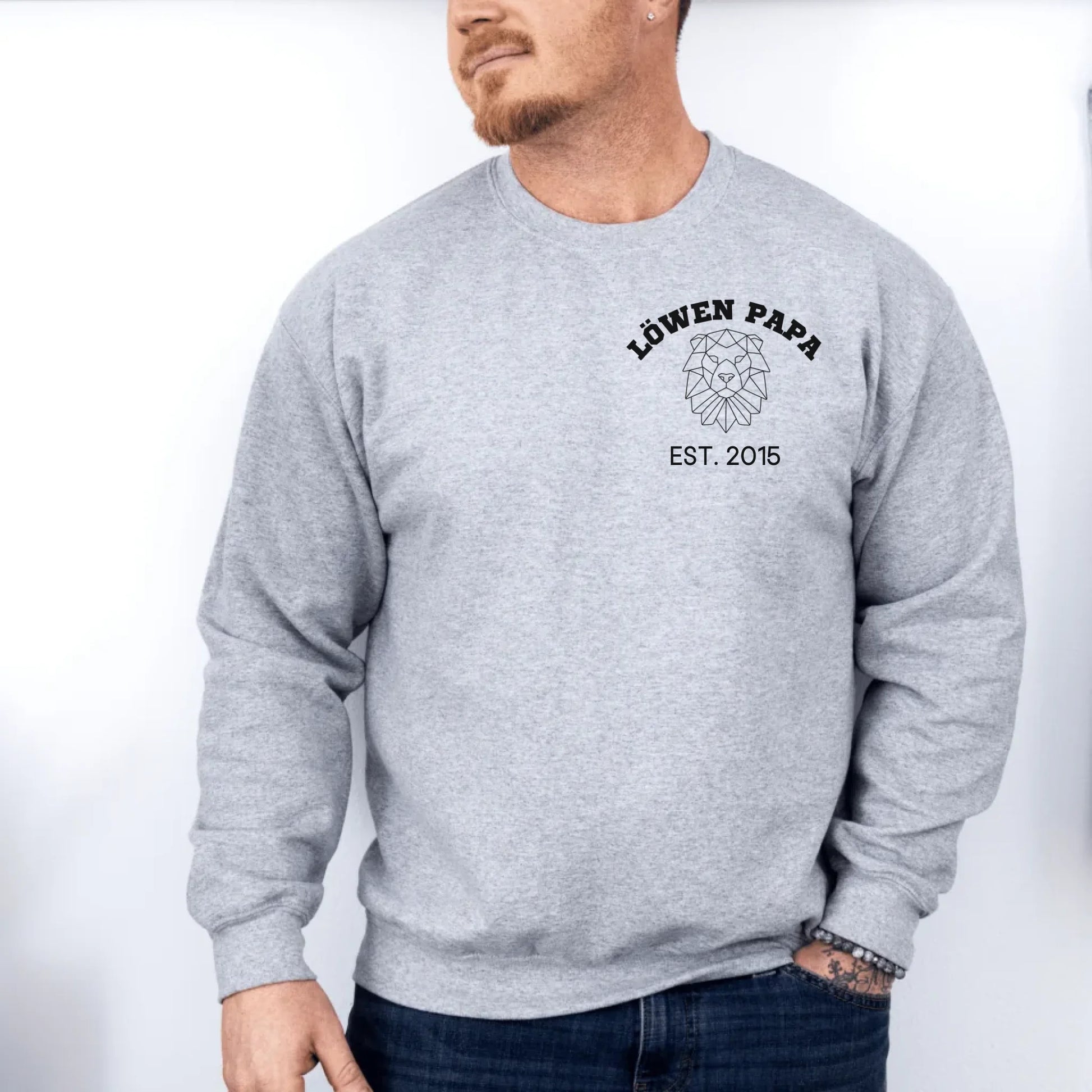 Printify Löwen Papa Sweatshirt personalisierbar Papa Sweatshirt Design 4 Sport Grey